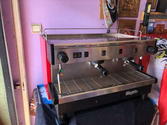Predivan kafe aparat kompletno sređen sa vrhunskim