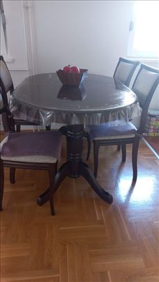 Trpezariski sto kao nov i 4 stolice dobro očuvane