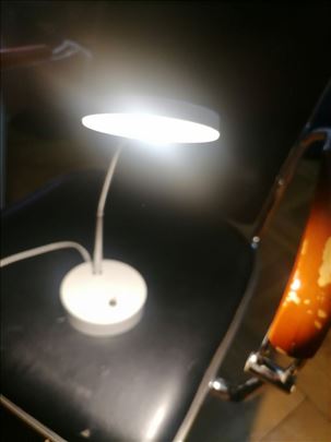 Stona led lampa ispravna za radni sto 