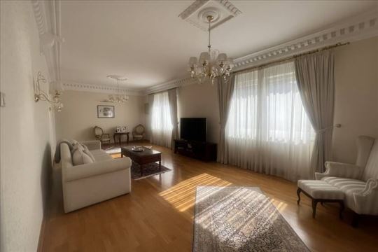 Izdajemo renoviran salonski stan u Njegoševoj uici