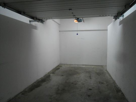 Belville - garažni boks s rolo vratima - 19 m2