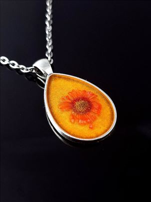 Medaljon ogrlica od narandžaste smole i cvetića