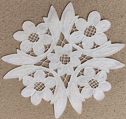 Milje sa belim vezom 26 x 24 cm