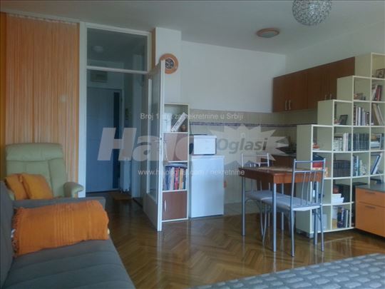 Izdajem stan u zgradi Aleksandrija