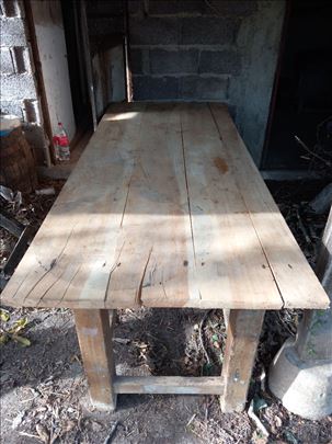 Veliki drveni sto