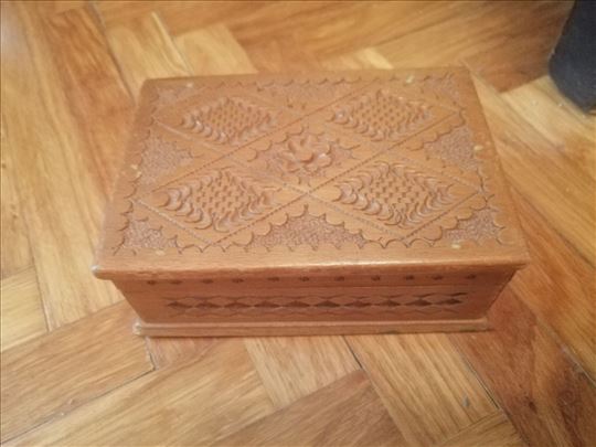 Drvena ukrasna kutija 