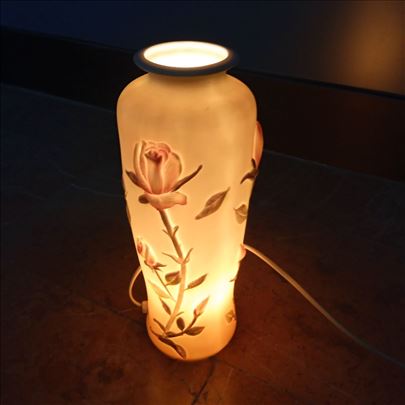 Lampa oblika vaze od neglaziranog porcelana