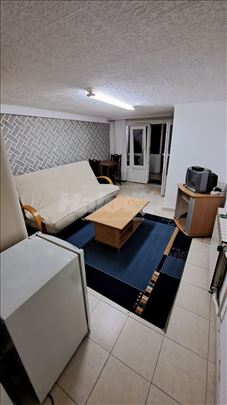 Izdajem namestenu garsonjeru na Banovom brdu.