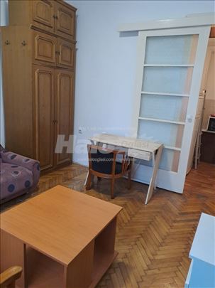 Izdajem namestenu garsonjeru