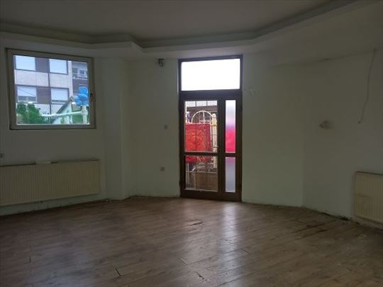 Lekino brdo, lok 180m2, sa parking mestom
