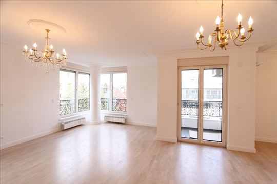 Unikatan,elegantan 5.0 stan, dve garaže,ID 4386