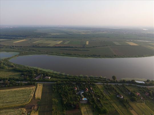 Surčin - 13 hektara građ. zemljišta pored jezera