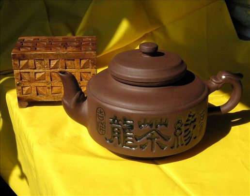 Kineski čajnik sa kutjom za čajeve