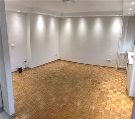 Blok 21, kompletno renoviran stan, useljiv