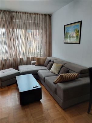 Sazonova stan sa parking mestom