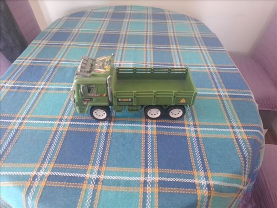 Mali zeleni kamion