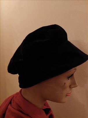 Crni plišani šeširić             