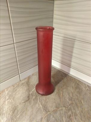 crvena velika vaza od masivnog stakla