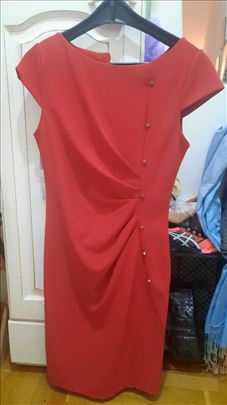 Crvena elegantna haljina strukirana u stranu