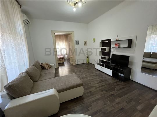 Jednoiposoban stan, kod Pravnog fakulteta