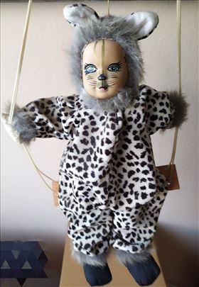 Marioneta mačka-Klovn u leopard odelu na ljuljašci