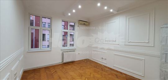 Centar, salonac, svetao, renoviran, gleda na ulicu