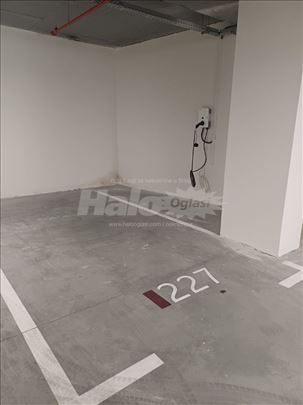 BW-Više parking mesta i jedno sa el. punjaćem 