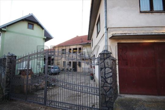 Kuća sa poslovnim objektima u selu Batušinac, prek