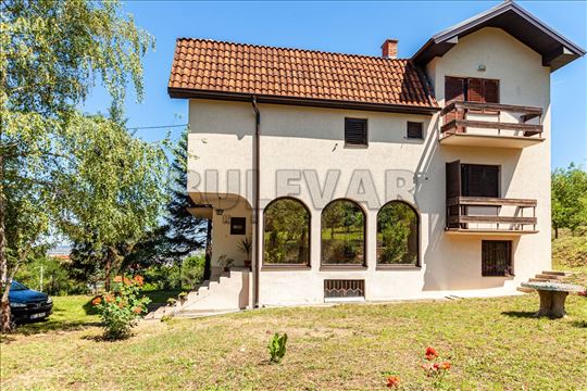 Lepa  kuća  u  američkom stilu, 350 m2, plac  2.00