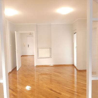 Vukov spomenik, za poslovni prostor,140m2, 6 kanc.