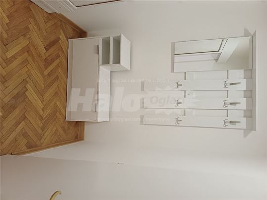 Izdajem kompletno namesten stan na banjici