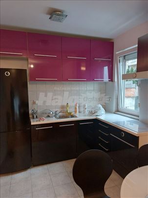 40 m2, 1.5 soban sa parking mestom