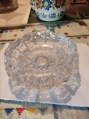 Masivna kristalna pepeljara prečnika 13.5 cm 