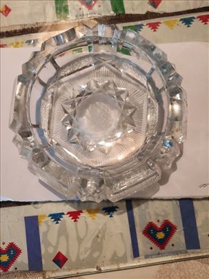 Masivna kristalna pepeljara prečnika15cm,dubine 4c