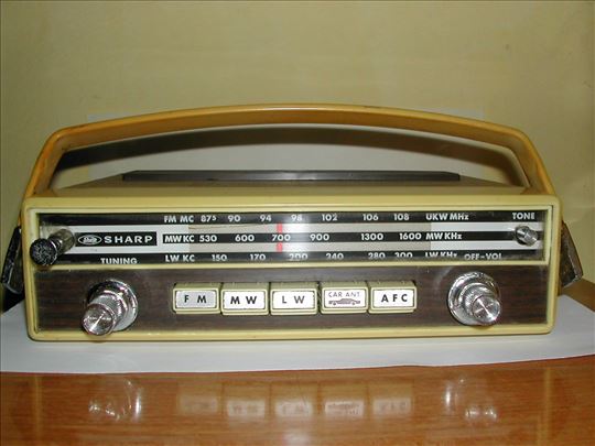 Stari auto radio Sharp