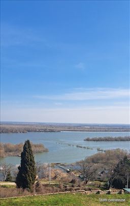 Ušće Tise u Dunav vila 200 na 25ari pogled na reku