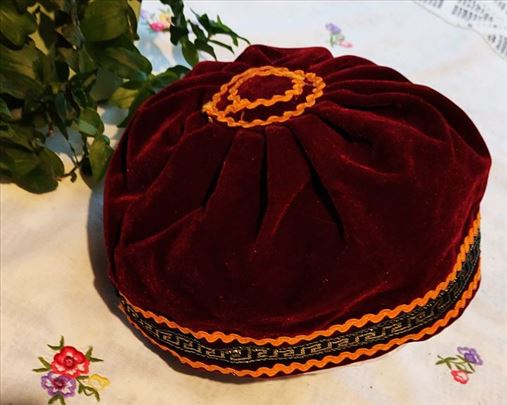 U etno stilu plišana kapa - toka