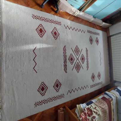 Vuneni tepih u odličnom stanju