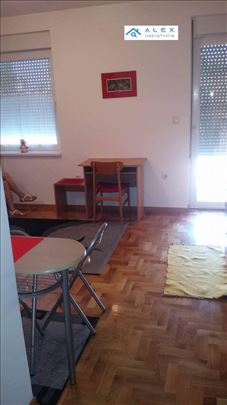 Prostrana garsonjera u novogradnji na top lokaciji