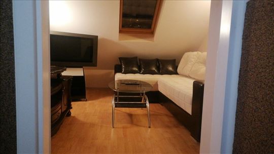 Izdaje se kuća – Zemun(dvorisna kuća)