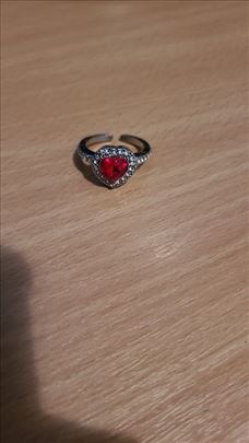 Prsten sa crvenim kamenom u obliku srca