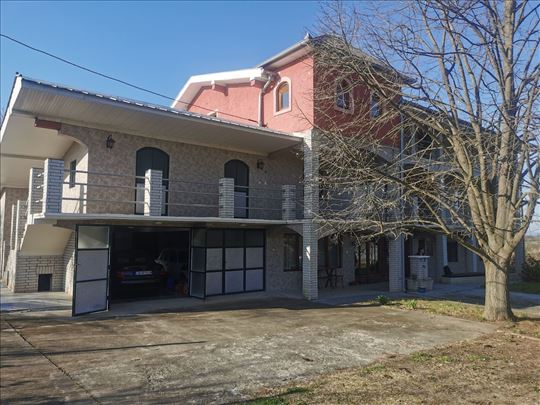 2- etazna kuća ( zgrada) na prodaju 