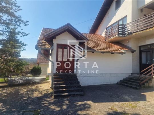 Barajevo,centar,kuća i plac,30 parking mesta,hitno