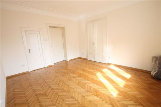 Svetao 3.0 stan za pp kod Hrama, ID 3840