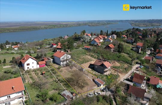 Uknjižena kuća sa garažom i pogledom na Dunav