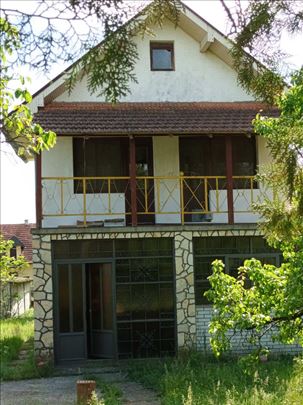 Odlična kuća 70m2 P+1+Pk +10a, glavni  put Lisović