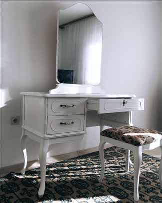 Stilski toaletni sto sa ogledalom