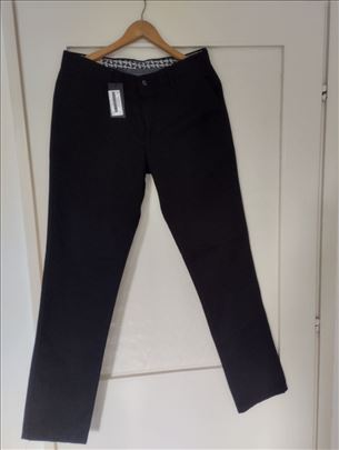 Nove crne slim fit pantalone broj 31 turski pamuk
