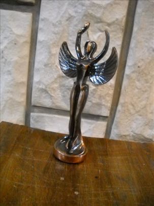 Metalna figura devojke sa krilima, Anđela Pobede