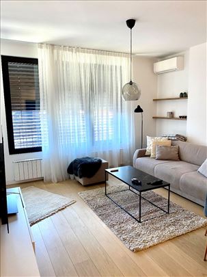 K-distrikt 56m lux moderan stan sa garazom 1000